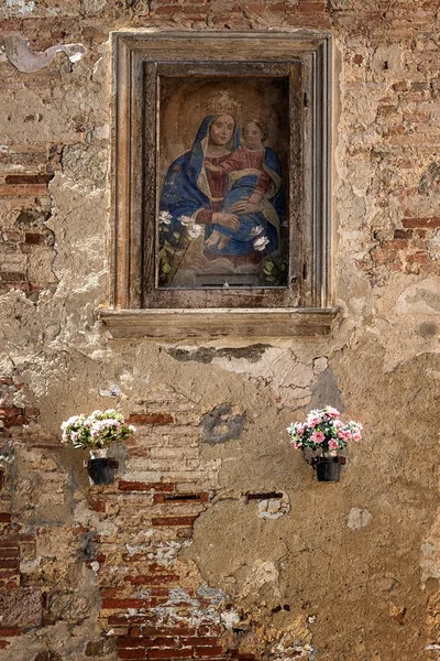 Oude foto van de madonna op muur — Stockfoto