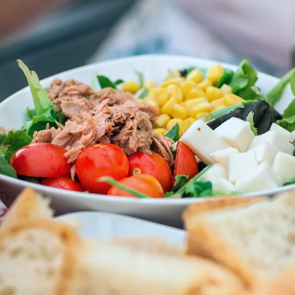 Vegetable salad with tuna and bread — Stock Photo, Image