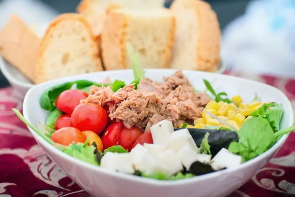 Vegetable salad with tuna and bread — Stock Photo, Image