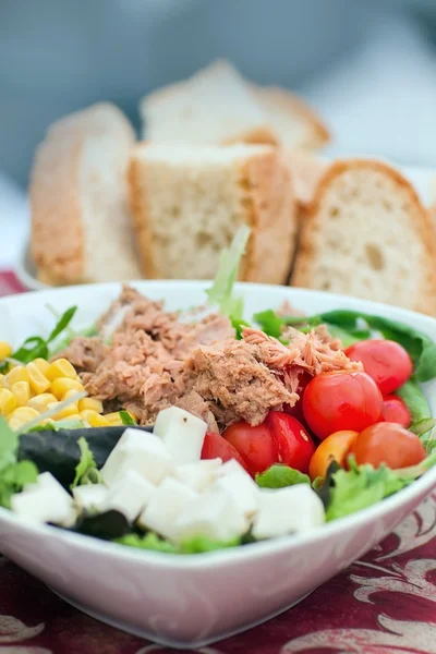 Salada de legumes com atum e pão — Fotografia de Stock