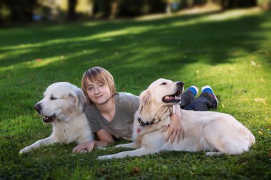 çocuk parkında köpeğiyle