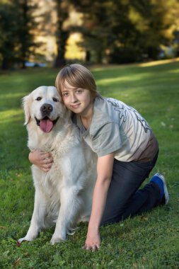 çocuk parkında köpeğiyle