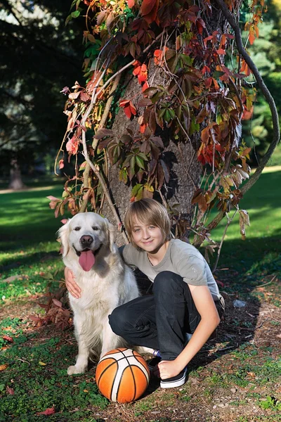 Rapaz com o cão no parque — Fotografia de Stock