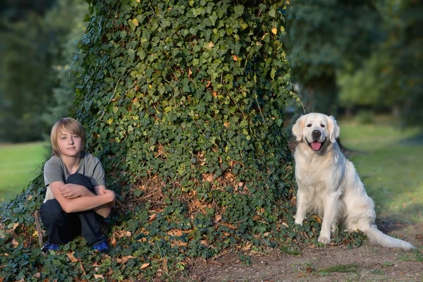 Rapaz com o cão no parque — Fotografia de Stock