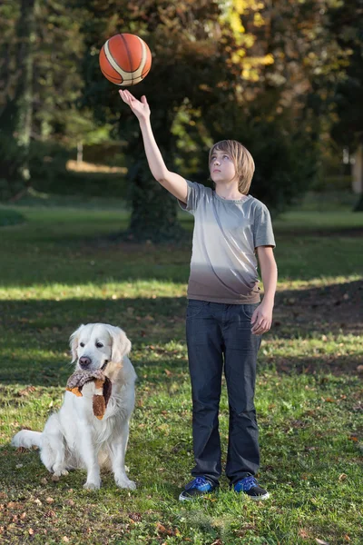 Jongen met zijn hond in het park — Stockfoto