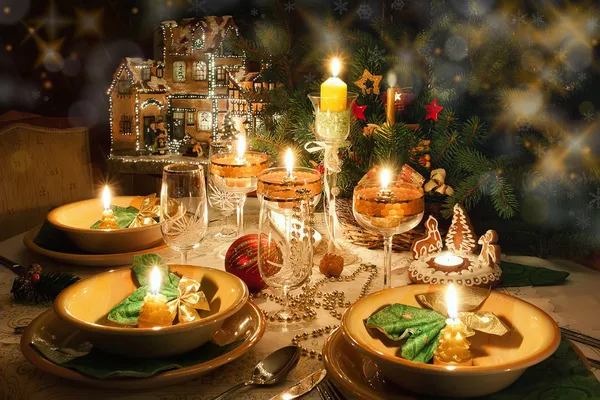 Mesa de cena de Navidad con el estado de ánimo de Navidad — Foto de Stock