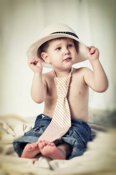 Portrét malého chlapce s kravatou a klobouk — Stock fotografie