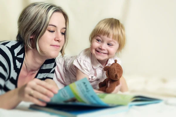 Mutter und Tochter in einem gemeinsamen Spiel — Stockfoto