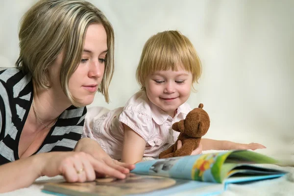 Moeder en dochter in een joint spel — Stockfoto