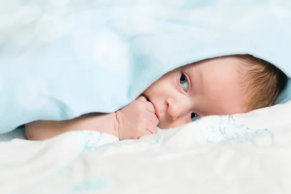 Adorable bebé con ojos azules — Foto de Stock