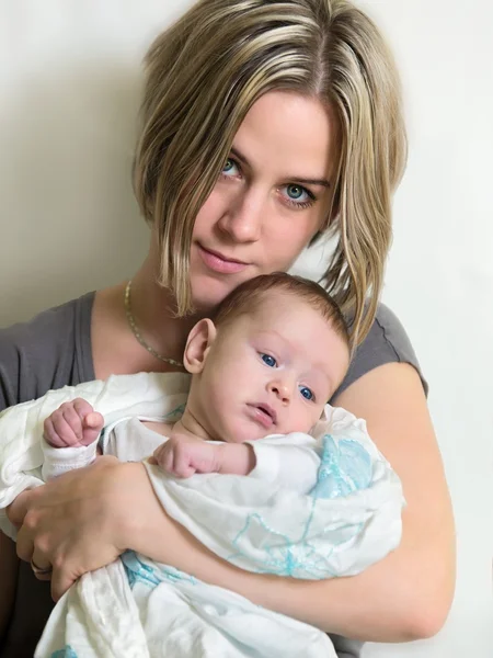 Portret van engelachtige baby en zijn moeder — Stockfoto