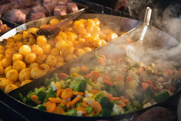 Gegrilltes Gemüse mit Bratkartoffeln — Stockfoto