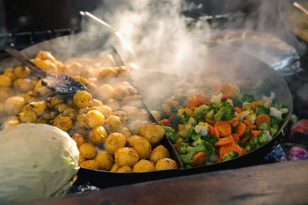 Grillezett zöldségekkel, sült burgonyával — Stock Fotó