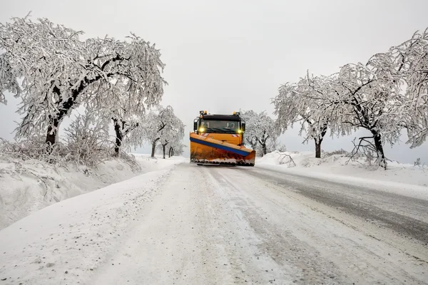 Arado de nieve quita nieve — Stok fotoğraf