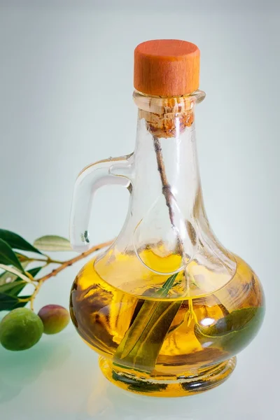 Fles olijfolie op oude houten tafel — Stockfoto