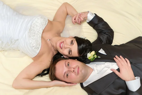 Schönes junges Hochzeitspaar — Stockfoto