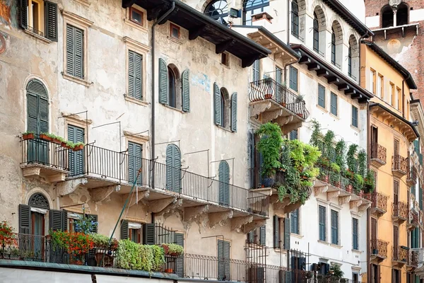 La fachada rústica de un edificio de apartamentos —  Fotos de Stock