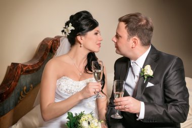 Düğündeki yeni evlilere kadeh kaldıralım.