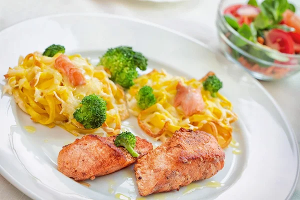 Grilled salmon and pasta dinner — Stock Photo, Image