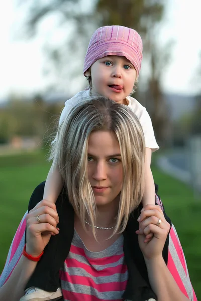 Genç anne kızıyla birlikte — Stok fotoğraf