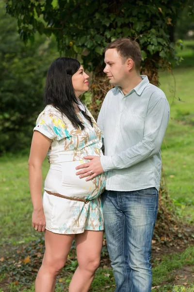 Kobieta w ciąży ze swoim mężem — Zdjęcie stockowe