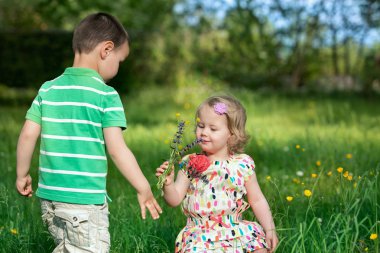 bahçedeki küçük çocuk