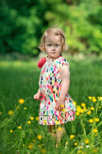 Linda niña en el jardín — Foto de Stock