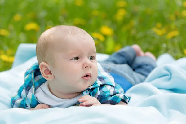 Baby auf einer Decke liegend — Stockfoto