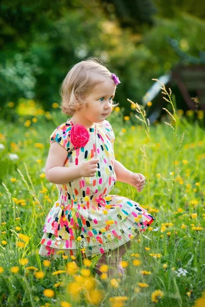 Nettes kleines Mädchen im Garten — Stockfoto