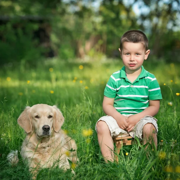 Barn och Golden Retriever — Stockfoto