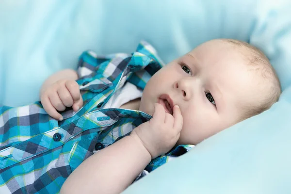 Bambino sdraiato su una coperta — Foto Stock