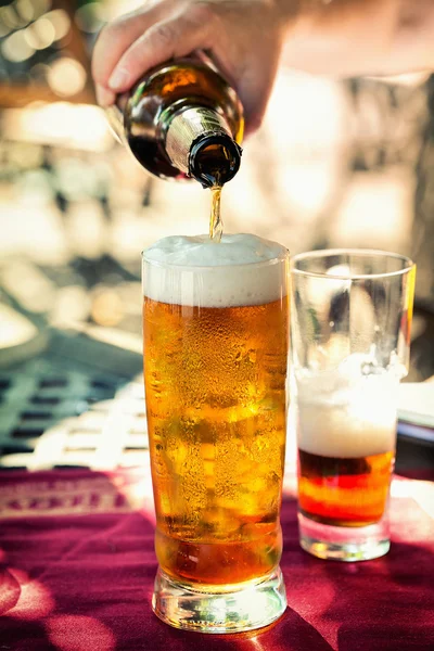 Öl häller i glas — Stockfoto