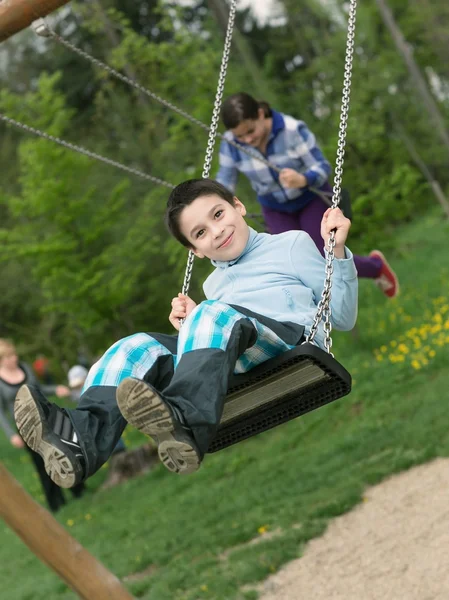 Bebé jugando en swing — Foto de Stock