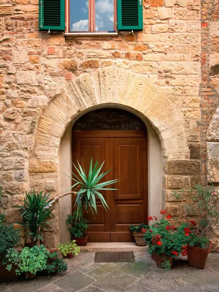 Puerta vieja en de edificio de ladrillo — Foto de Stock