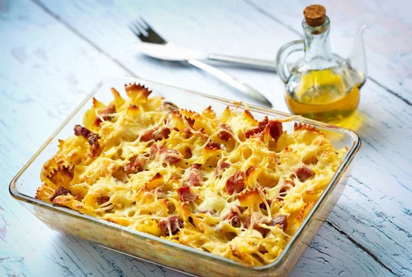 Ugnsbakad pasta med rökt kött — Stockfoto