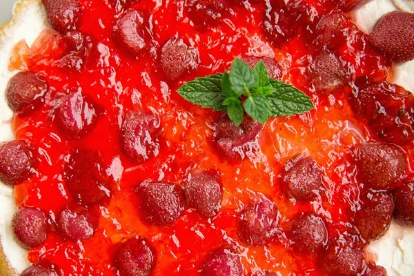 Gâteau aux fraises à la surface avec gélatine et menthe — Photo
