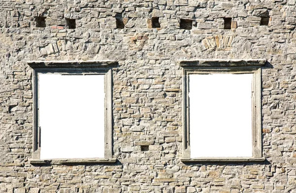Zamkowa ściana z dwóch okien na białym tle — Zdjęcie stockowe
