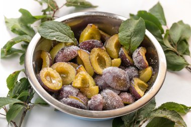 yarıya kase Erik ile şeker serpilir.