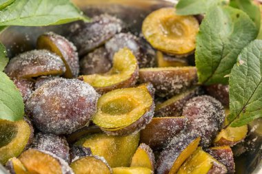 yarıya kase Erik ile şeker serpilir.