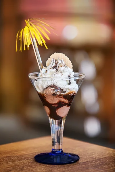 アイスクリームとナッツのガラスのボウル — ストック写真
