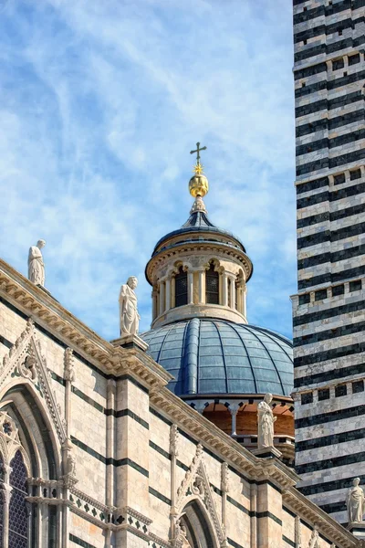 The main cathedral (duomo) in Siena Italy, with its dome and tall striped tower. — Stock Photo, Image