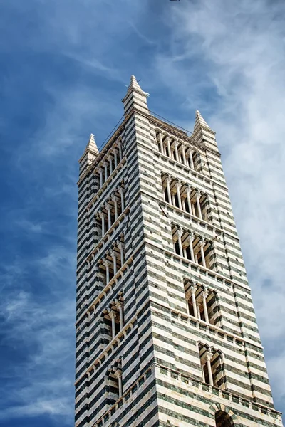 La catedral principal (duomo) en Siena Italia, con torre de rayas altas . — Foto de Stock