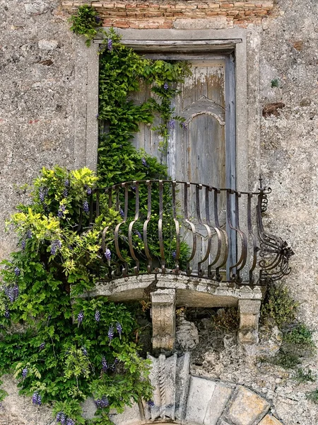 Antiguo balcón en Toscana — Foto de Stock