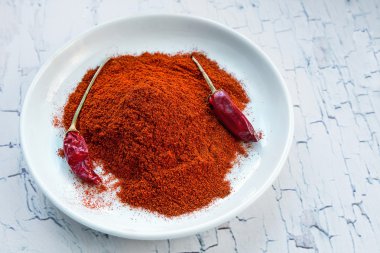 öğütülmüş biber biber