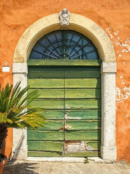 Porta velha dentro do edifício velho — Fotografia de Stock