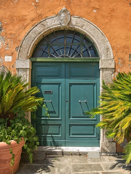 Puerta vieja en de edificio viejo —  Fotos de Stock