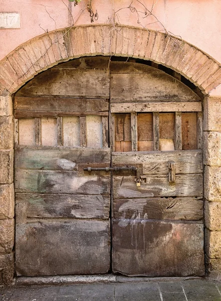 Oude deur in het oude gebouw — Stockfoto