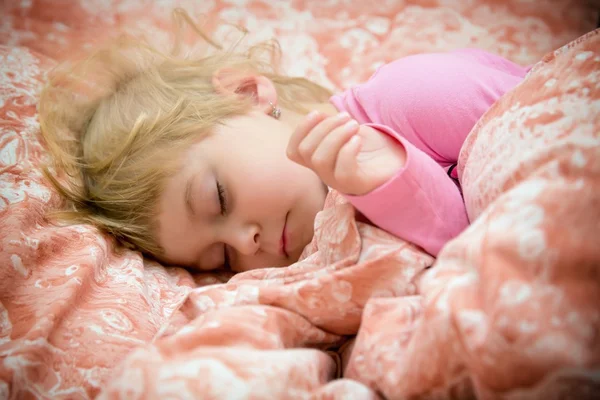 Niño durmiendo en la cama — Foto de Stock