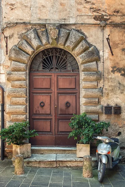 Puerta vieja en de edificio viejo —  Fotos de Stock