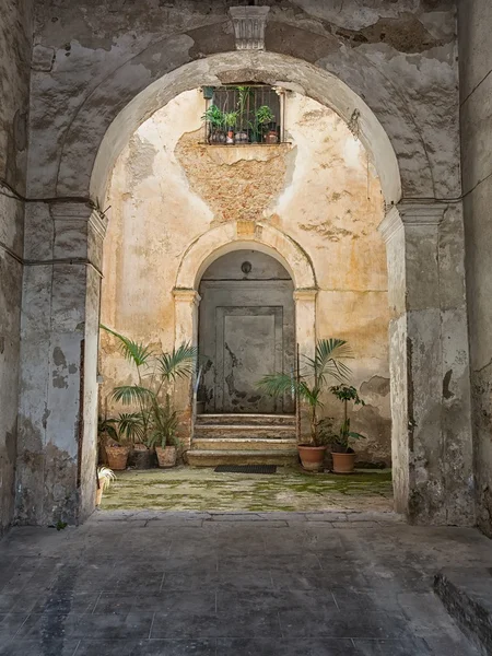 A view of a small courtyard — Stock Photo, Image
